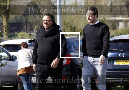 Hoogwoud 29 maart 2024
Marco Borsato en een vriend bij tuincentrum de Boet . Marco ging daar naartoe in zijn porsche Taycan.