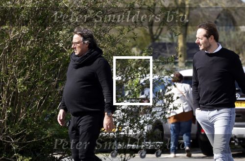 Hoogwoud 29 maart 2024
Marco Borsato en een vriend bij tuincentrum de Boet . Marco ging daar naartoe in zijn porsche Taycan.
