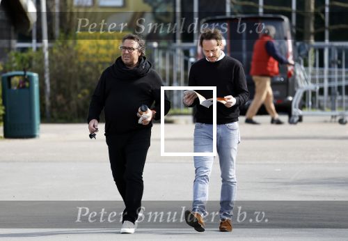 Hoogwoud 29 maart 2024
Marco Borsato en een vriend bij tuincentrum de Boet . Marco ging daar naartoe in zijn porsche Taycan.