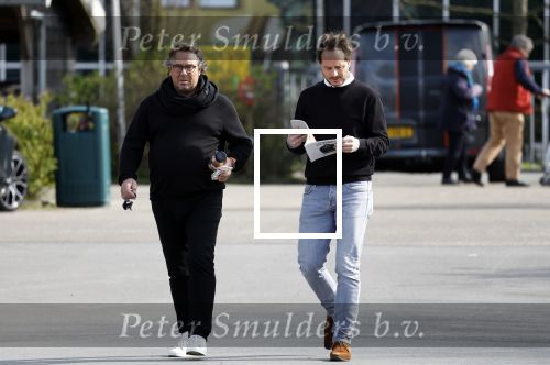Hoogwoud 29 maart 2024
Marco Borsato en een vriend bij tuincentrum de Boet . Marco ging daar naartoe in zijn porsche Taycan.