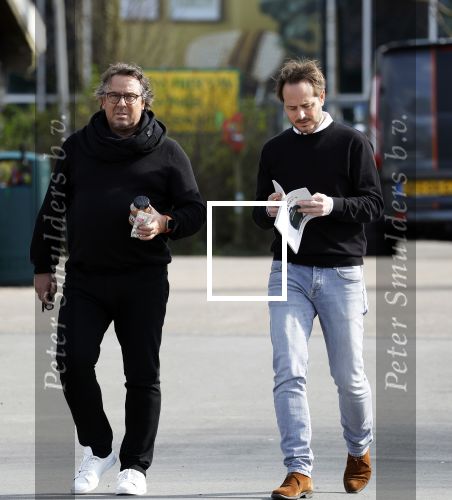 Hoogwoud 29 maart 2024
Marco Borsato en een vriend bij tuincentrum de Boet . Marco ging daar naartoe in zijn porsche Taycan.