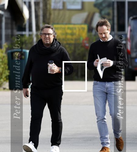 Hoogwoud 29 maart 2024
Marco Borsato en een vriend bij tuincentrum de Boet . Marco ging daar naartoe in zijn porsche Taycan.