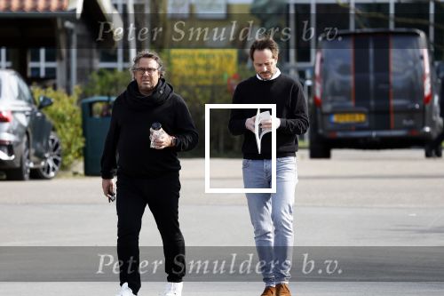Hoogwoud 29 maart 2024
Marco Borsato en een vriend bij tuincentrum de Boet . Marco ging daar naartoe in zijn porsche Taycan.