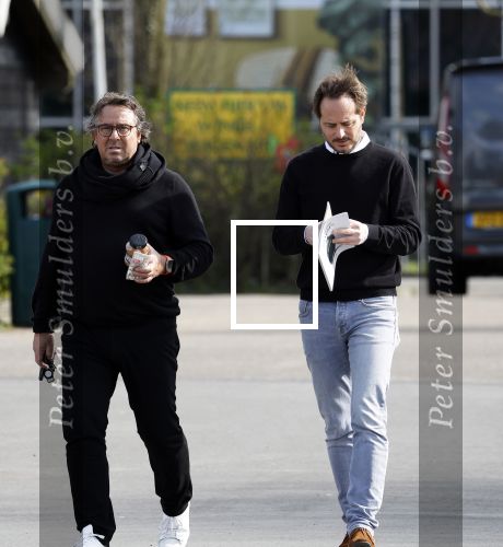 Hoogwoud 29 maart 2024
Marco Borsato en een vriend bij tuincentrum de Boet . Marco ging daar naartoe in zijn porsche Taycan.