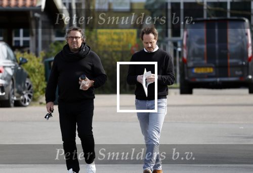 Hoogwoud 29 maart 2024
Marco Borsato en een vriend bij tuincentrum de Boet . Marco ging daar naartoe in zijn porsche Taycan.
