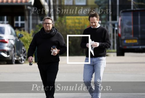 Hoogwoud 29 maart 2024
Marco Borsato en een vriend bij tuincentrum de Boet . Marco ging daar naartoe in zijn porsche Taycan.