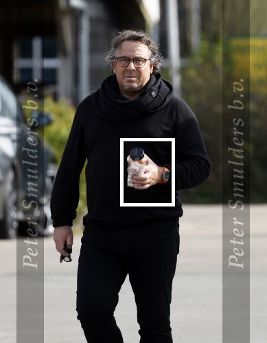 Hoogwoud 29 maart 2024
Marco Borsato en een vriend bij tuincentrum de Boet . Marco ging daar naartoe in zijn porsche Taycan.