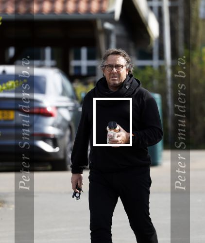 Hoogwoud 29 maart 2024
Marco Borsato en een vriend bij tuincentrum de Boet . Marco ging daar naartoe in zijn porsche Taycan.