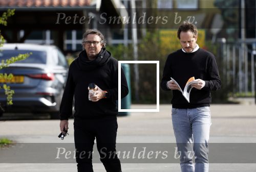 Hoogwoud 29 maart 2024
Marco Borsato en een vriend bij tuincentrum de Boet . Marco ging daar naartoe in zijn porsche Taycan.