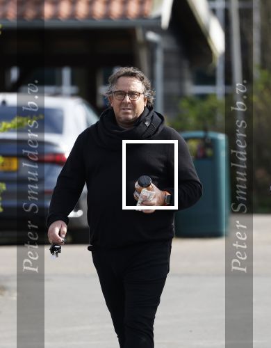 Hoogwoud 29 maart 2024
Marco Borsato en een vriend bij tuincentrum de Boet . Marco ging daar naartoe in zijn porsche Taycan.