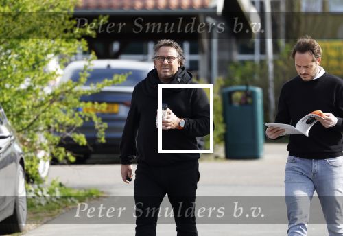 Hoogwoud 29 maart 2024
Marco Borsato en een vriend bij tuincentrum de Boet . Marco ging daar naartoe in zijn porsche Taycan.