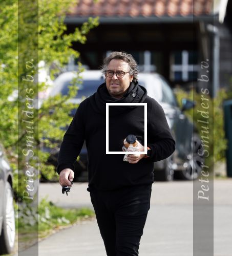 Hoogwoud 29 maart 2024
Marco Borsato en een vriend bij tuincentrum de Boet . Marco ging daar naartoe in zijn porsche Taycan.