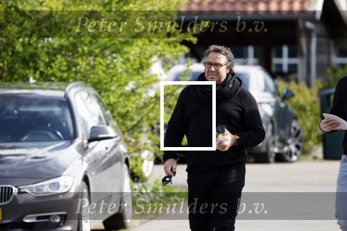 Hoogwoud 29 maart 2024
Marco Borsato en een vriend bij tuincentrum de Boet . Marco ging daar naartoe in zijn porsche Taycan.