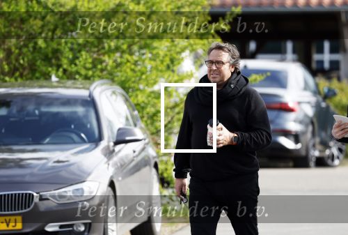 Hoogwoud 29 maart 2024
Marco Borsato en een vriend bij tuincentrum de Boet . Marco ging daar naartoe in zijn porsche Taycan.