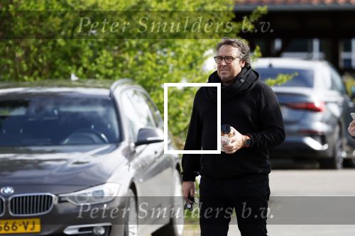 Hoogwoud 29 maart 2024
Marco Borsato en een vriend bij tuincentrum de Boet . Marco ging daar naartoe in zijn porsche Taycan.