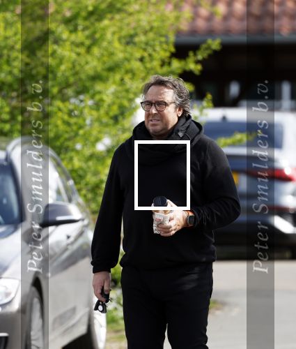 Hoogwoud 29 maart 2024
Marco Borsato en een vriend bij tuincentrum de Boet . Marco ging daar naartoe in zijn porsche Taycan.