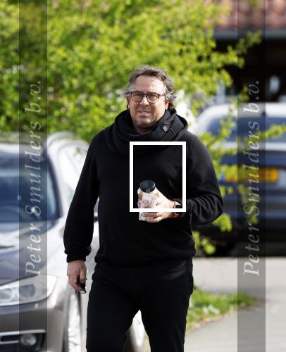 Hoogwoud 29 maart 2024
Marco Borsato en een vriend bij tuincentrum de Boet . Marco ging daar naartoe in zijn porsche Taycan.