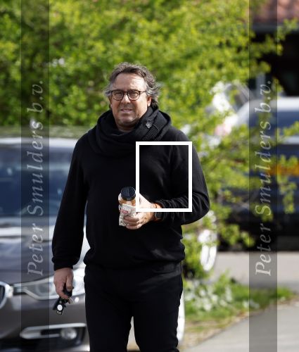 Hoogwoud 29 maart 2024
Marco Borsato en een vriend bij tuincentrum de Boet . Marco ging daar naartoe in zijn porsche Taycan.