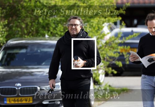 Hoogwoud 29 maart 2024
Marco Borsato en een vriend bij tuincentrum de Boet . Marco ging daar naartoe in zijn porsche Taycan.