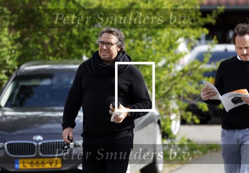 Hoogwoud 29 maart 2024
Marco Borsato en een vriend bij tuincentrum de Boet . Marco ging daar naartoe in zijn porsche Taycan.