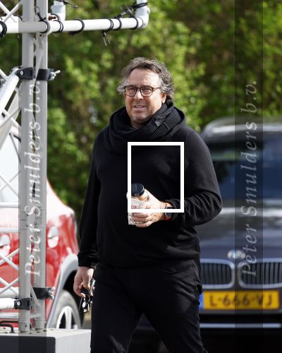 Hoogwoud 29 maart 2024
Marco Borsato en een vriend bij tuincentrum de Boet . Marco ging daar naartoe in zijn porsche Taycan.
