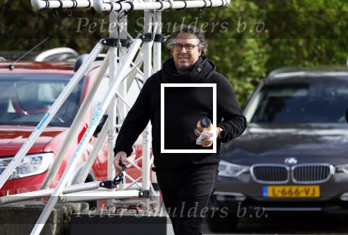 Hoogwoud 29 maart 2024
Marco Borsato en een vriend bij tuincentrum de Boet . Marco ging daar naartoe in zijn porsche Taycan.