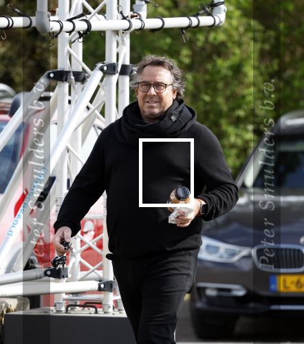 Hoogwoud 29 maart 2024
Marco Borsato en een vriend bij tuincentrum de Boet . Marco ging daar naartoe in zijn porsche Taycan.