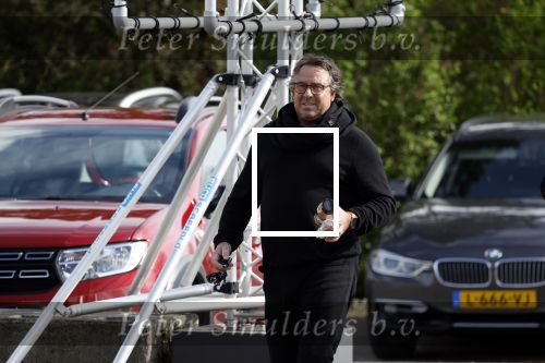Hoogwoud 29 maart 2024
Marco Borsato en een vriend bij tuincentrum de Boet . Marco ging daar naartoe in zijn porsche Taycan.