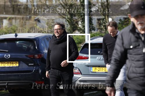 Hoogwoud 29 maart 2024
Marco Borsato en een vriend bij tuincentrum de Boet . Marco ging daar naartoe in zijn porsche Taycan.