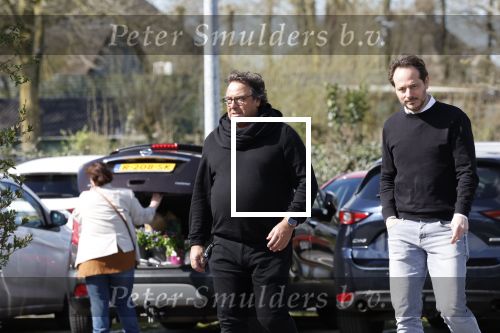 Hoogwoud 29 maart 2024
Marco Borsato en een vriend bij tuincentrum de Boet . Marco ging daar naartoe in zijn porsche Taycan.