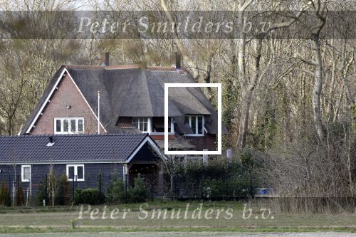 Noordwijkerhout 25 maart 2024
Het huis van martien Meiland en Erica Meiland staat te koop . Er staan 2 mannen in de tuin .