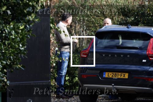 Noordwijkerhout 25 maart 2024
Het huis van martien Meiland en Erica Meiland staat te koop . Er staan 2 mannen in de tuin .