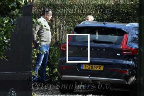 Noordwijkerhout 25 maart 2024
Het huis van martien Meiland en Erica Meiland staat te koop . Er staan 2 mannen in de tuin .