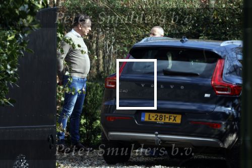 Noordwijkerhout 25 maart 2024
Het huis van martien Meiland en Erica Meiland staat te koop . Er staan 2 mannen in de tuin .
