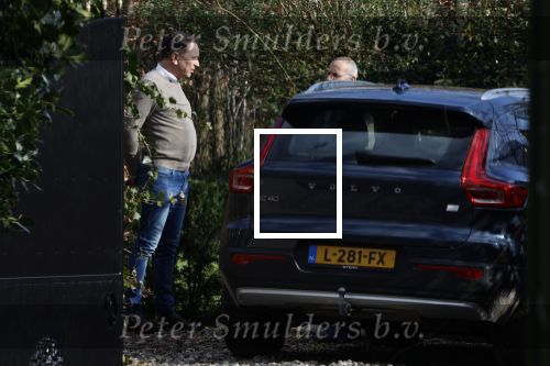 Noordwijkerhout 25 maart 2024
Het huis van martien Meiland en Erica Meiland staat te koop . Er staan 2 mannen in de tuin .