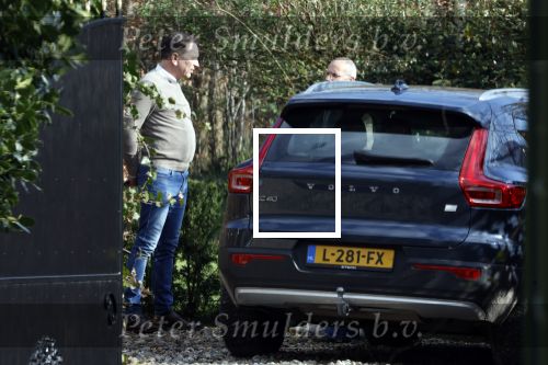 Noordwijkerhout 25 maart 2024
Het huis van martien Meiland en Erica Meiland staat te koop . Er staan 2 mannen in de tuin .