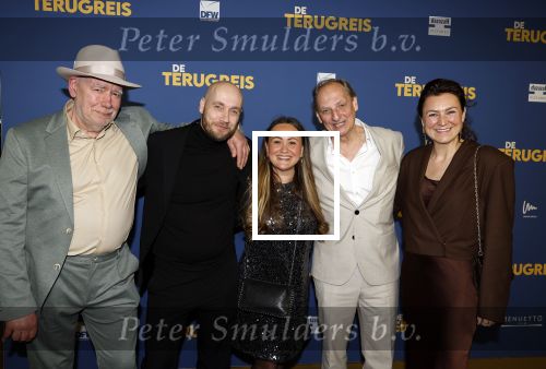 Rotterdam 13 maart 2024
Premiere de terugreis met oa Martin v Waardenberg en Leny Breederveld. Martin van Waardenberg met partner Ciska, dochter Floortje van Waardenberg en haar partner