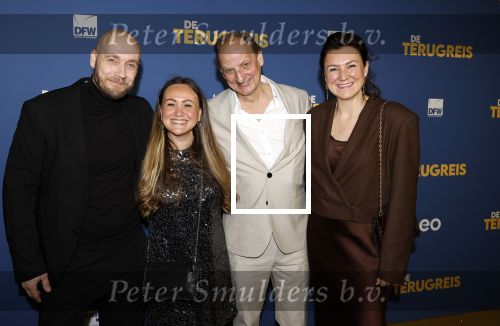 Rotterdam 13 maart 2024
Premiere de terugreis met oa Martin v Waardenberg en Leny Breederveld. Martin van Waardenberg met partner Ciska, dochter Floortje van Waardenberg en haar partner
