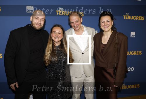 Rotterdam 13 maart 2024
Premiere de terugreis met oa Martin v Waardenberg en Leny Breederveld. Martin van Waardenberg met partner Ciska, dochter Floortje van Waardenberg en haar partner
