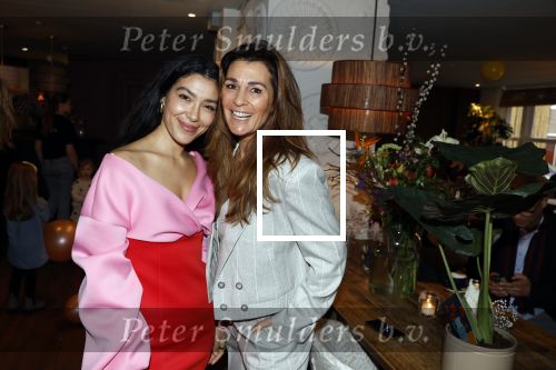 Amsterdam 22 maart 2024
Opening restaurant Poppy\'s van Moise Trustfull  Britt Scholte en Carola Kirschbaum . Moise Trustfull met haar moeder Quinty Trustfull