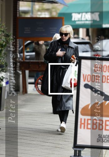 Amsterdam 26  maart 2024
Moniqiue des Bouvrie doet boodschappen in Amsterdam zuid.