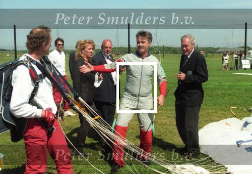 De Cocksdorp Texel, 13 Juni 1997
Opening van de eerste 9 hole Golfbaan de Texelse door Guus Hiddink die met een parachute naar beneden kwam en de opening verrichte