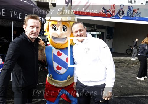 Heerenveen 24 maaart 2024
De hollandse 100 wordt dit jaar gereden in Thyalf . Aanwezig oa Prins Bernhard Prinses Annette Samuel v Vollenhoven Benjamin v Vollenhoven Prinses Margriet Mr Pieter v Vollenhoven Prins Maurits Lucas v Vollenhoven en  Prins Pieter Christiaan . Verder aanwezig Simon Keizer Bas Muijs (en vrouw) Marianne Timmer Benjamin Aslan Joy Beune Eduard Schaepman met zijn zoon en Rob Kamphues met vriendin.