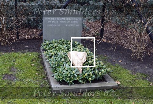 Lage Vuursche 6 maart 2024
Het graf van Prins Friso ligt er netjes bij . Er heeft iemand een bosje bloemen op gelegd.