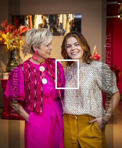 Den Haag 1 maart 2024
Pinses Laurentien en haar dochter prinses Eloise gebben samen een winkel geopend waar ze vintage kleding verkopen . De volledige opbrengst gaat naar div goede doelen .  De winkel heet  My Lima Lima en zit in het centrum van Den Haag.