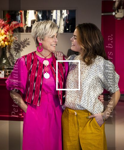 Den Haag 1 maart 2024
Pinses Laurentien en haar dochter prinses Eloise gebben samen een winkel geopend waar ze vintage kleding verkopen . De volledige opbrengst gaat naar div goede doelen .  De winkel heet  My Lima Lima en zit in het centrum van Den Haag.