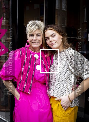 Den Haag 1 maart 2024
Pinses Laurentien en haar dochter prinses Eloise gebben samen een winkel geopend waar ze vintage kleding verkopen . De volledige opbrengst gaat naar div goede doelen .  De winkel heet  My Lima Lima en zit in het centrum van Den Haag.