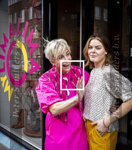 Den Haag 1 maart 2024
Pinses Laurentien en haar dochter prinses Eloise gebben samen een winkel geopend waar ze vintage kleding verkopen . De volledige opbrengst gaat naar div goede doelen .  De winkel heet  My Lima Lima en zit in het centrum van Den Haag.