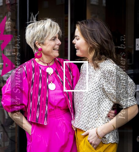 Den Haag 1 maart 2024
Pinses Laurentien en haar dochter prinses Eloise gebben samen een winkel geopend waar ze vintage kleding verkopen . De volledige opbrengst gaat naar div goede doelen .  De winkel heet  My Lima Lima en zit in het centrum van Den Haag.