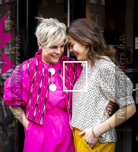Den Haag 1 maart 2024
Pinses Laurentien en haar dochter prinses Eloise gebben samen een winkel geopend waar ze vintage kleding verkopen . De volledige opbrengst gaat naar div goede doelen .  De winkel heet  My Lima Lima en zit in het centrum van Den Haag.